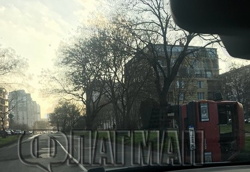 Бус се обърна след зверски удар в Бургас (СНИМКИ)