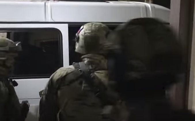 Министри с белезници след спецакция в Дагестан, в дома на премиера откриха златен пищов (ВИДЕО)