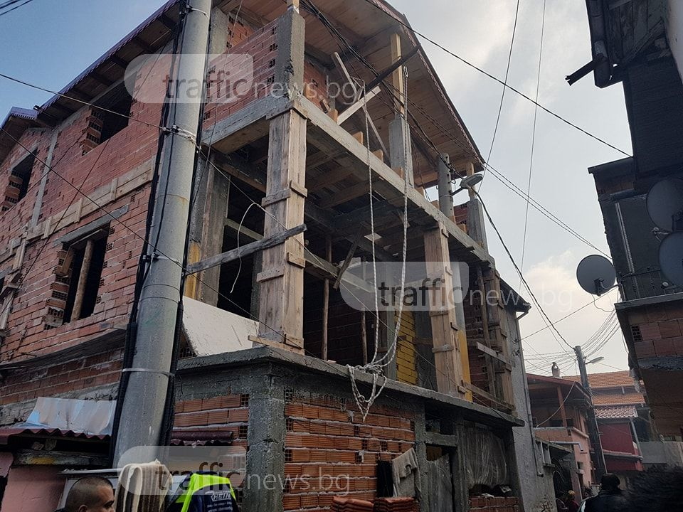 Абсурдната къща в пловдивската Арман махала отива в историята (СНИМКИ)