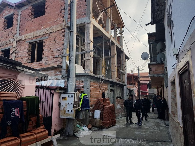 Абсурдната къща в пловдивската Арман махала отива в историята (СНИМКИ)