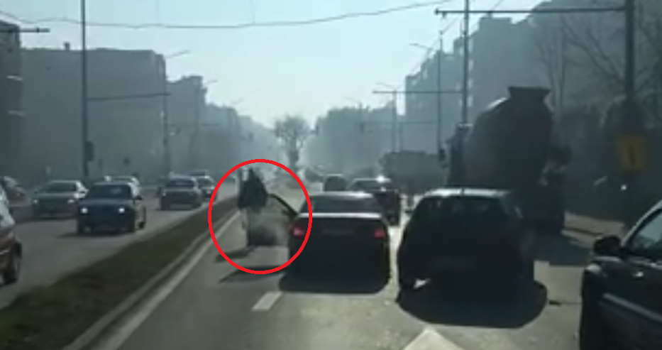 Потресаващо ВИДЕО: Подивял варненец слезе от БМВ-то си, размаха бухалка и стана страшно!
