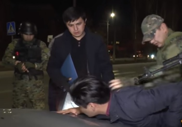 Полицаи с автомати грубо извлякоха мъж от колата пред смразената му приятелка, но няма да повярвате какво се случи след това (СНИМКИ/ВИДЕО)