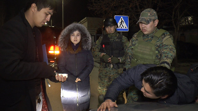 Полицаи с автомати грубо извлякоха мъж от колата пред смразената му приятелка, но няма да повярвате какво се случи след това (СНИМКИ/ВИДЕО)