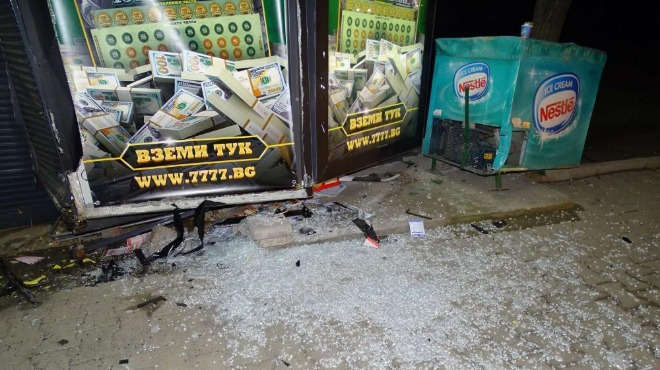Таксиджия получи криза в движение и в 01:15 посред нощ направи голяма страхотия в Благоевград (СНИМКИ)