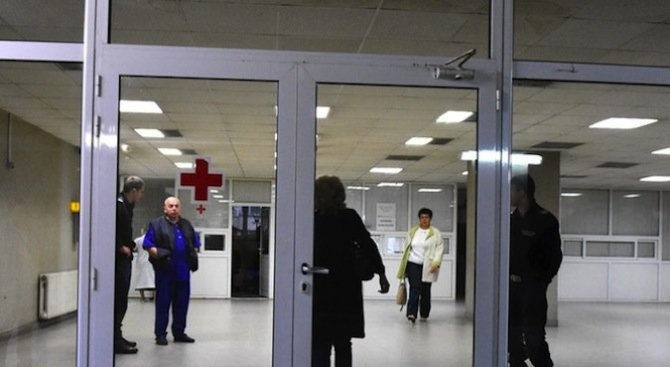 Безумие: Подивял мъж връхлетял в берковската болница и тръгнал да коли пациенти