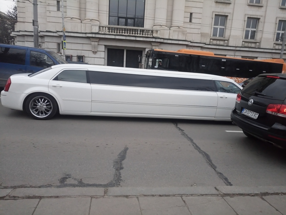 Такова нещо рядко може да се види пред Софийския университет (СНИМКИ)