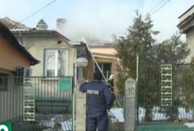 Глад и нехайство: Бебе на 40 дни и момченце на 2 години починали в 11-членното семейство, чиято къща стана на въглен