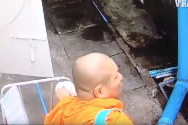Будистки монах краде влажни женски гащички (ВИДЕО)