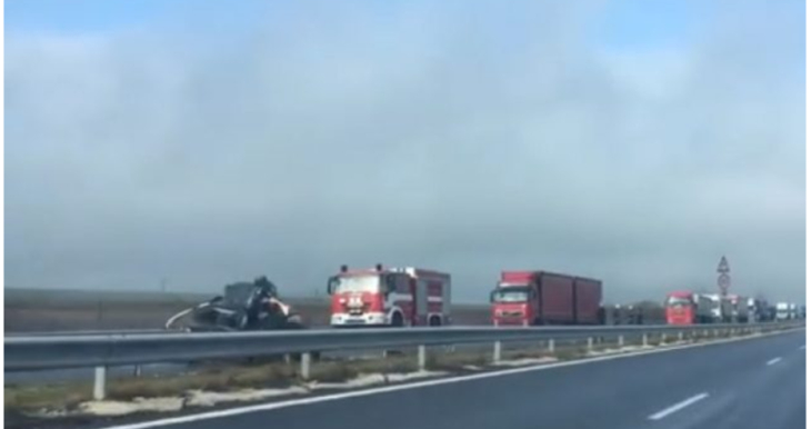 Кръв заля АМ "Хемус"! Три трупа в купчина ламарини от кола, врязала се в камион край Невша! (СНИМКА)