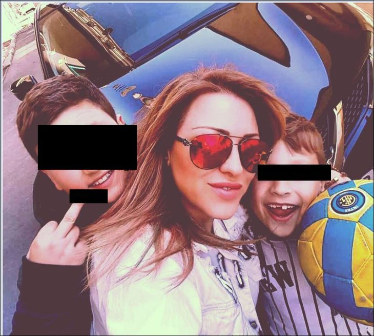 Срамота! Синът на Рени размахва среден пръст, на това ли го учи певицата?