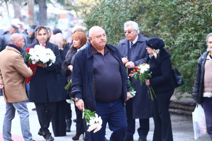 Първи СНИМКИ: Опечалени изпращат Шарлопов в последния му път