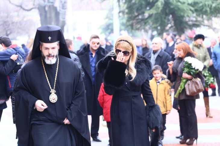 Първи СНИМКИ: Опечалени изпращат Шарлопов в последния му път