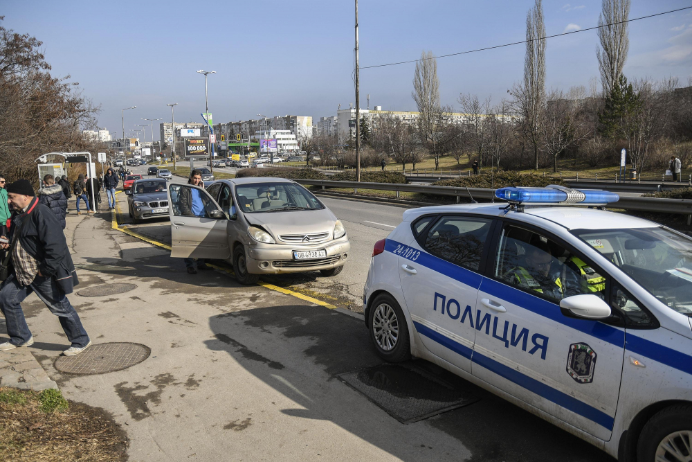 Верижно меле затрудни движението в района на метростанция в София (СНИМКИ)