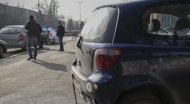 Верижно меле затрудни движението в района на метростанция в София (СНИМКИ)
