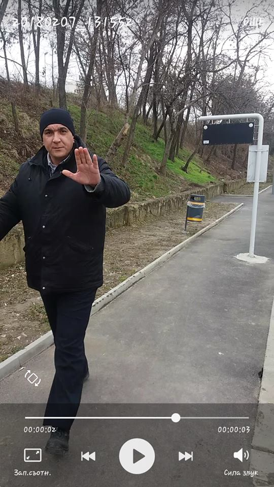 Познавате ли този контрольор от градския транспорт? Пазете се, агресивен е и налита на бой! (СНИМКА)