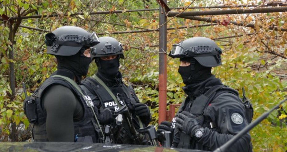 При спецакция: МВР разкри оръжие, наркотици и издирвани коли