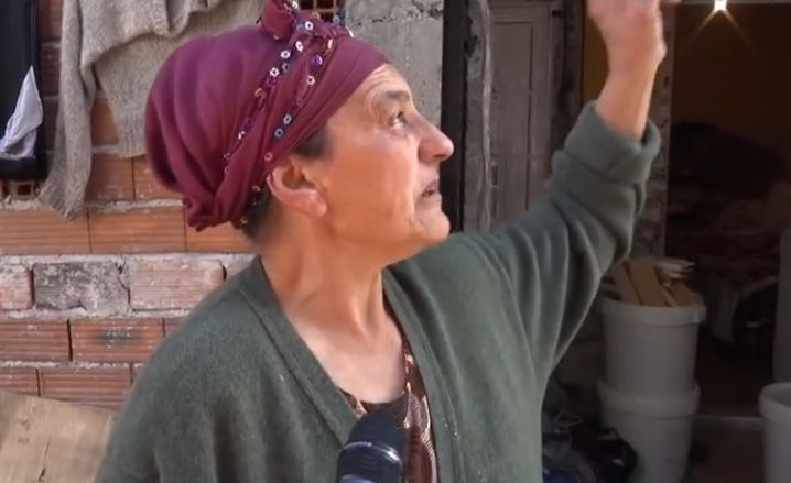 Собствениците на къщата с вградения стълб почнаха да я разтурят, плачейки: Господ гледа