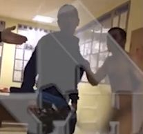 Гол и агресивен руснак вилня в полицейски участък (ВИДЕО)