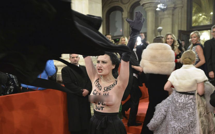 Гола активистка на Femen посрещна Порошенко на Виенския бал (СНИМКИ/ВИДЕО 18+)
