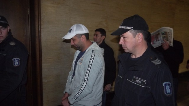 На Релето от "Наглите" не му се отвори парашута, остава си в ареста