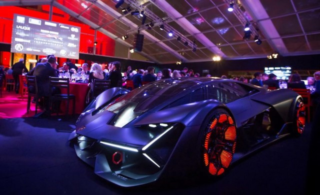 От Lamborghini смаяха парижани с електрическата Terzo Millennio (СНИМКИ)