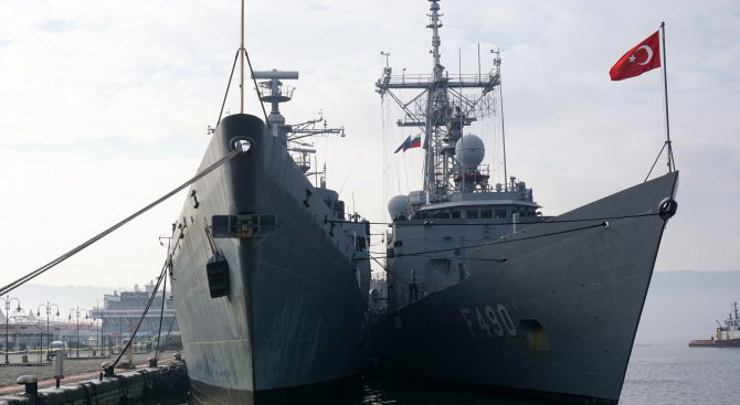 Трите най-важни кораба на НАТО в Черно море са във Варна (СНИМКИ)