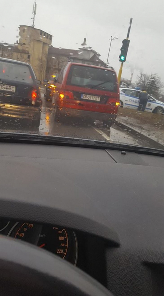 Сигнал до БЛИЦ! Автомеле и полиция преди кръговото в кв. "Надежда" (СНИМКИ)