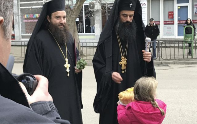 Митрополит Даниил изкара видинчани на площада (СНИМКИ/ВИДЕО)