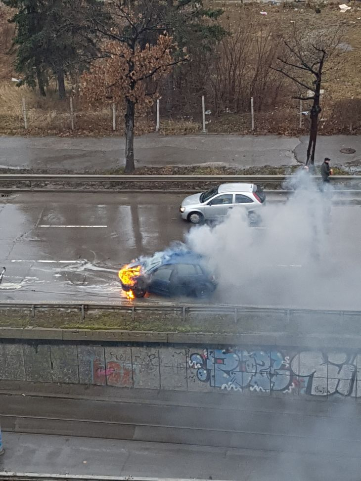 Първи СНИМКИ от огнения екшън на бул. "България" в столицата! 