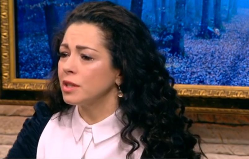 Елена Петрова се разплака със сълзи в ефир заради тормозените дечица в „Хризантема“
