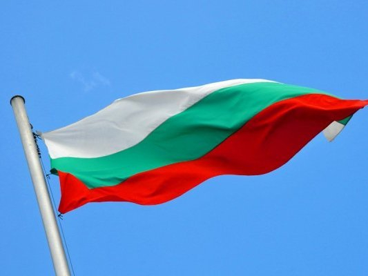 Само в БЛИЦ! Изхвърлиха българското знаме в кофа за боклук в баровския кв. "Лозенец" (СНИМКА)