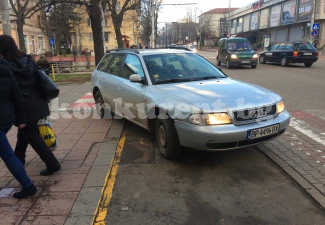 Във Враца се паркира така! (СНИМКИ)