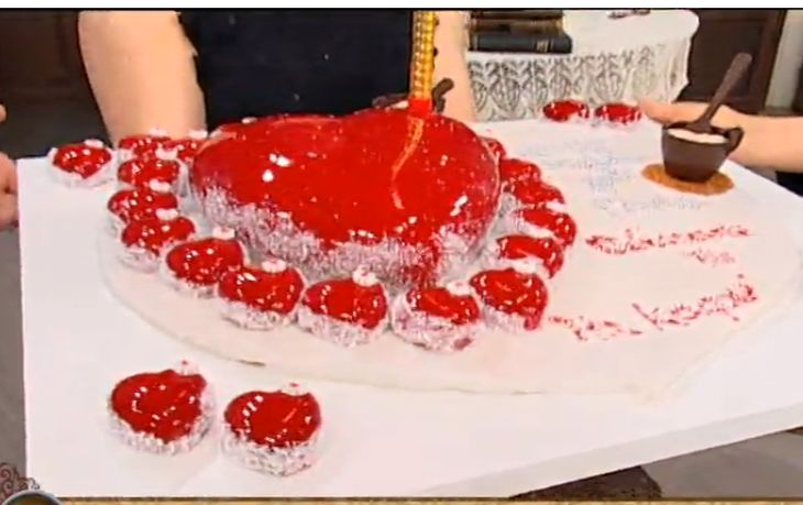 Гала с деколте до пъпа на рождения си ден! (СНИМКИ)