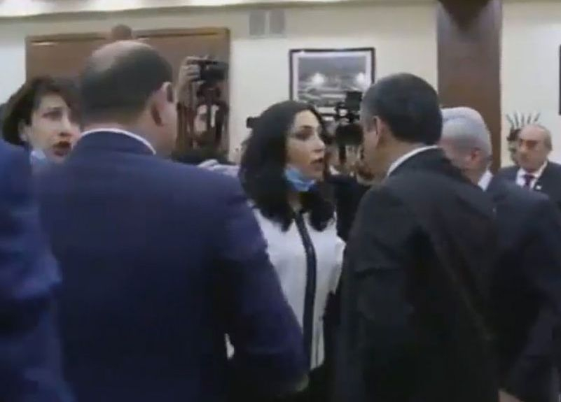 Жени депутатки се млатиха заради канализационна вода (ВИДЕО)