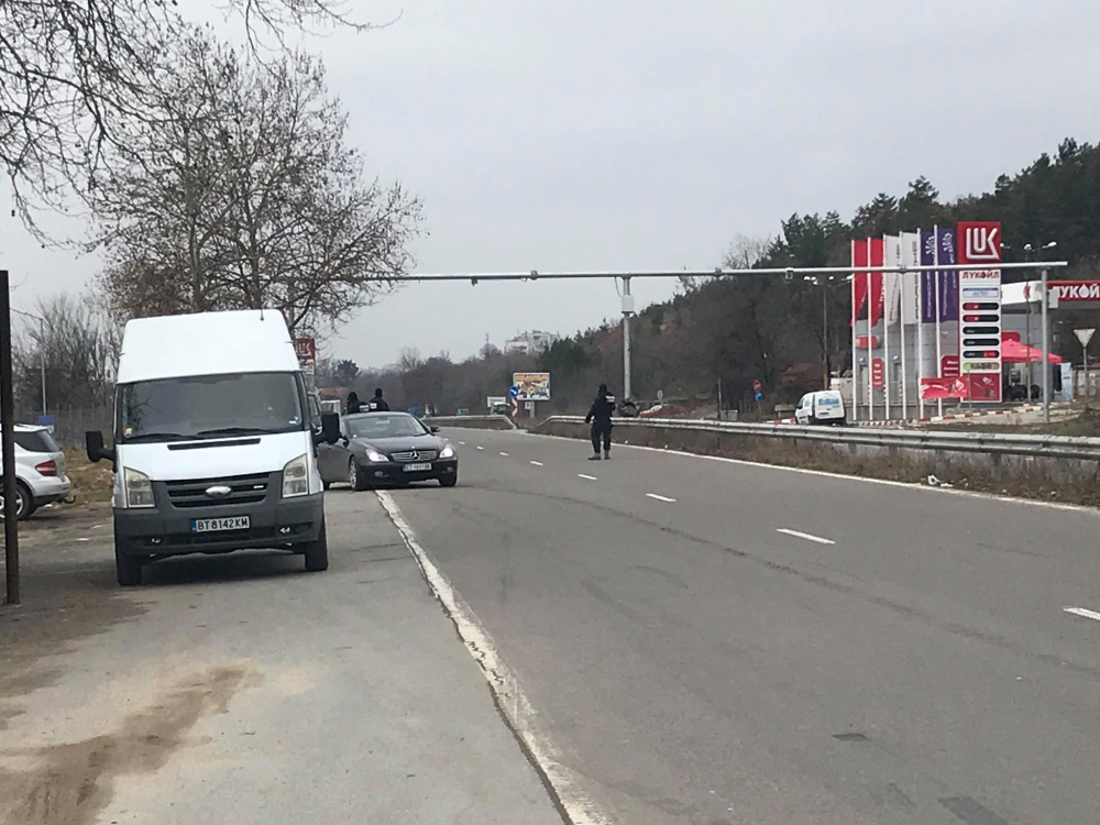 Ексклузивни КАДРИ от акцията, която разтърси Казанлък, жандармеристи претърсват и домове в кв. „Изток“ 
