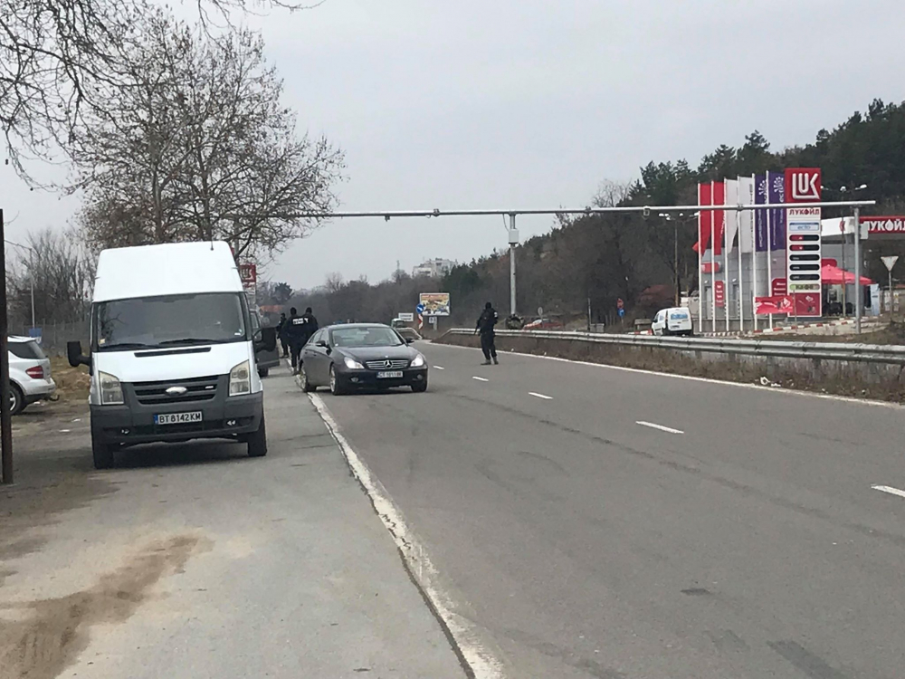 Ексклузивни КАДРИ от акцията, която разтърси Казанлък, жандармеристи претърсват и домове в кв. „Изток“ 