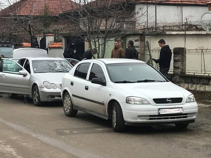 Ексклузивни КАДРИ от акцията, която разтърси Казанлък, жандармеристи претърсват и домове в кв. „Изток“ 