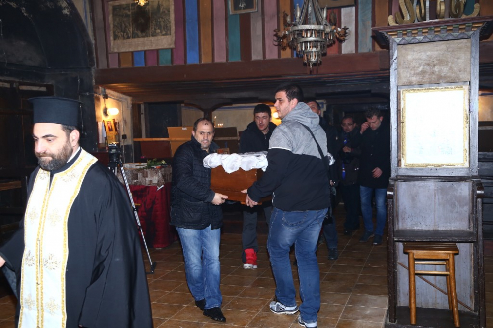 Първи СНИМКИ в БЛИЦ от поклонението пред тленните останки на светеца от Байлово Дядо Добри