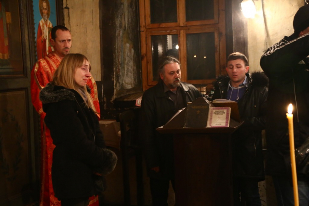 Първи СНИМКИ в БЛИЦ от поклонението пред тленните останки на светеца от Байлово Дядо Добри