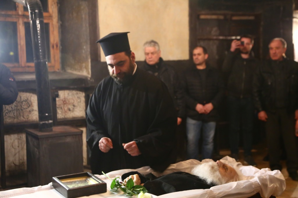 Първи СНИМКИ в БЛИЦ от поклонението пред тленните останки на светеца от Байлово Дядо Добри