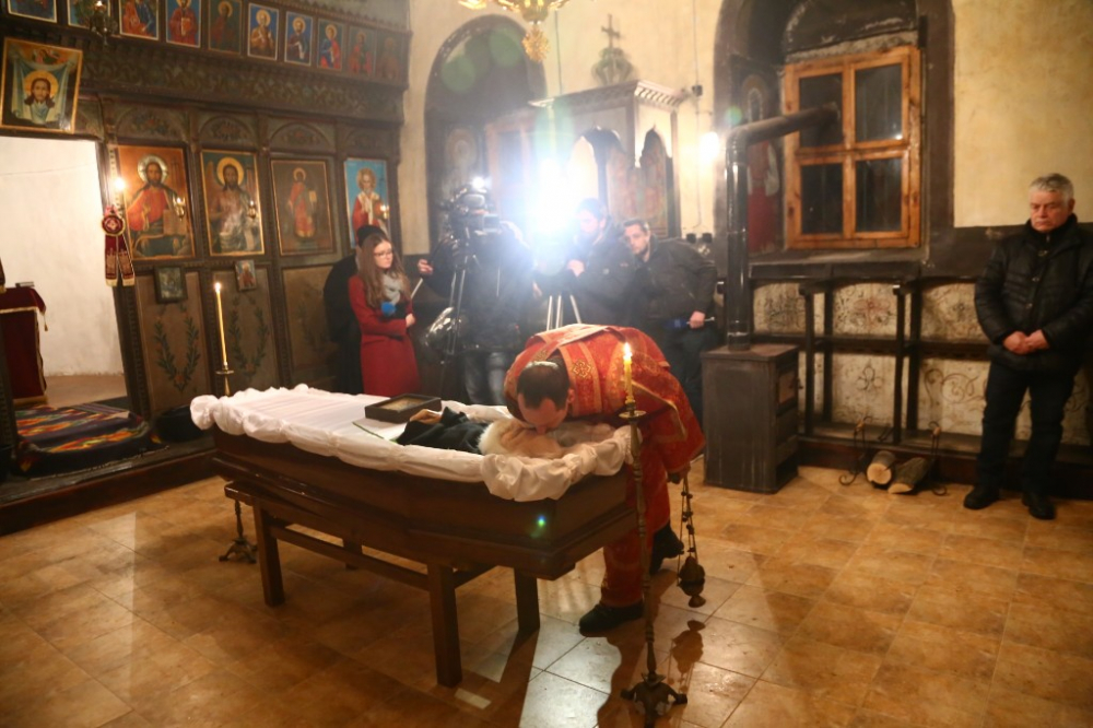 Първи СНИМКИ в БЛИЦ от поклонението пред тленните останки на светеца от Байлово Дядо Добри