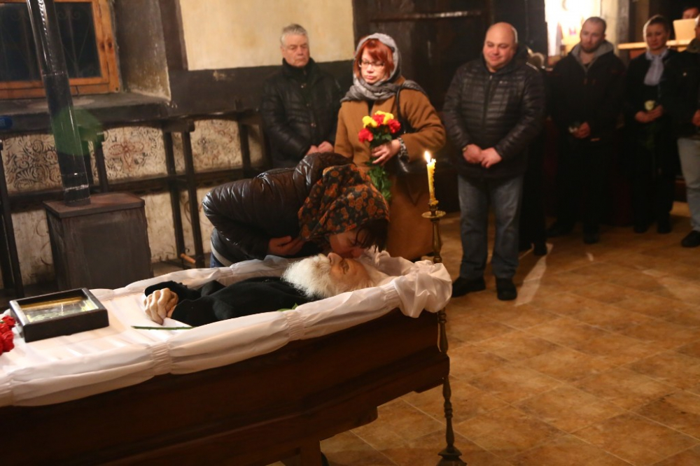 Първи СНИМКИ в БЛИЦ от поклонението пред тленните останки на светеца от Байлово Дядо Добри