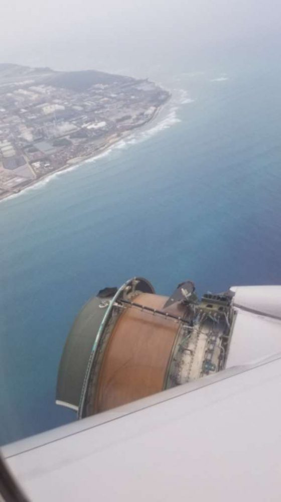 Смразени пътници на  Boeing 777 заснеха на ВИДЕО как се разпада единият от двигателите (СНИМКИ)