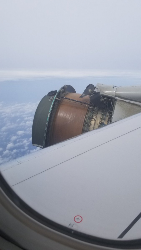Смразени пътници на  Boeing 777 заснеха на ВИДЕО как се разпада единият от двигателите (СНИМКИ)