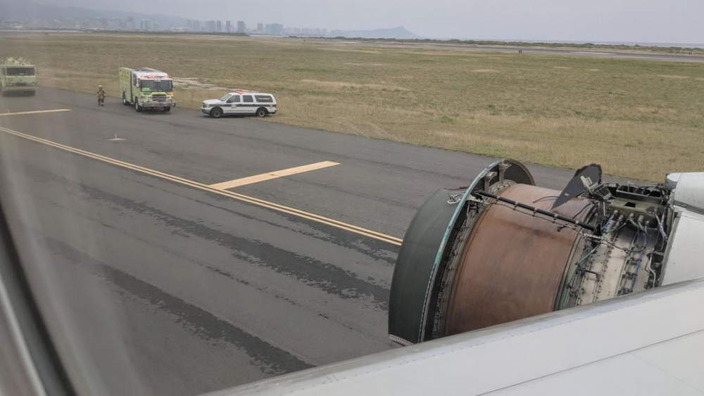 Смразени пътници на  Boeing 777 заснеха на ВИДЕО как се разпада единият от двигателите (СНИМКИ)