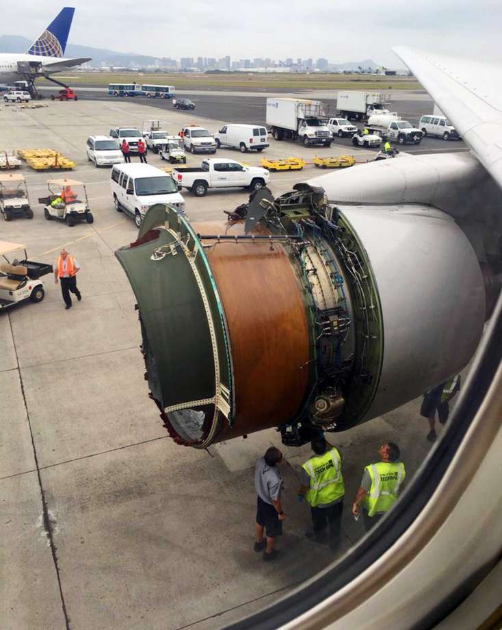 Смразени пътници на  Boeing 777 заснеха на ВИДЕО как се разпада единият от двигателите (СНИМКИ)