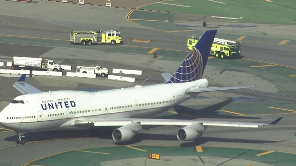 Смразени пътници на  Boeing 777 заснеха на ВИДЕО как се разпада единият от двигателите (СНИМКИ)
