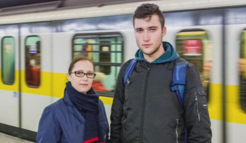 Тийнейджър скочи на релсите на метрото, за да спаси 2-годишно дете