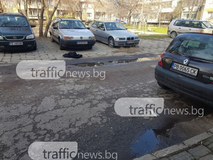 Братът на убитата Николина фучи в жилището на мъртвите - чупи прозорци и изхвърля дрехите на Антон! (СНИМКИ/ВИДЕО)
