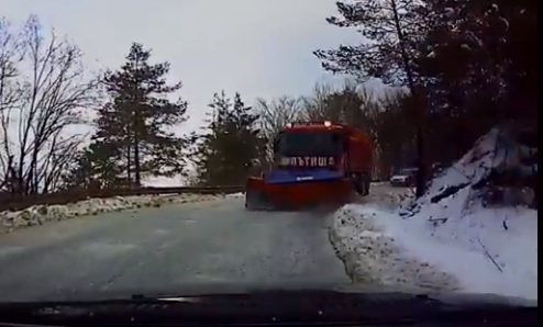 Не сме виждали такова чудо! Снегорин в насрещното шашна шофьорите по пътя за хижа Здравец (ВИДЕО)